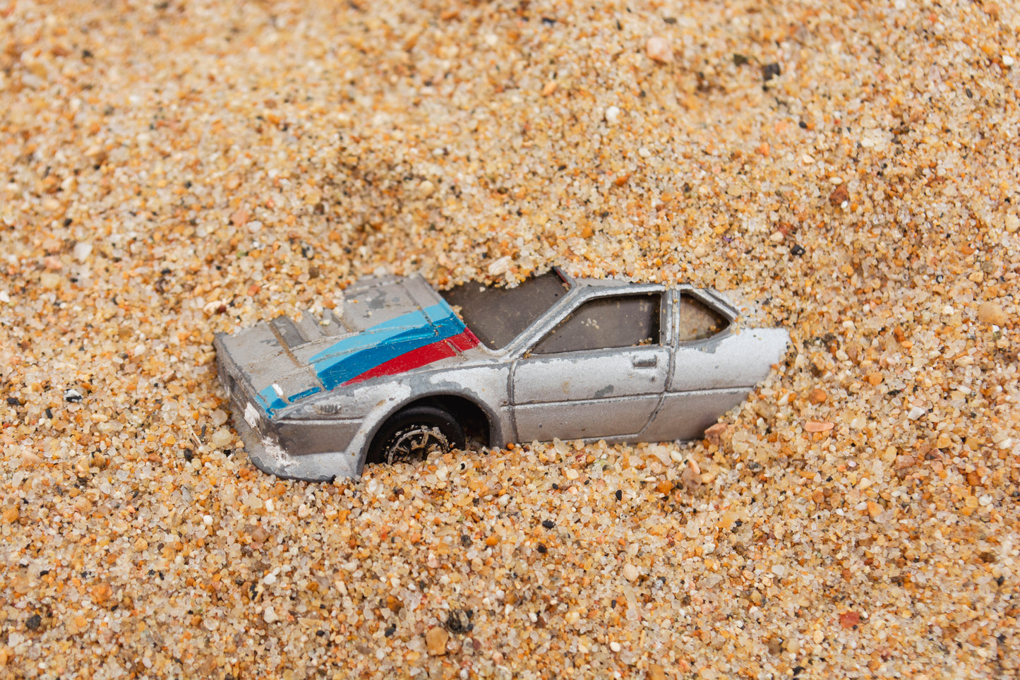 Auto en la arena